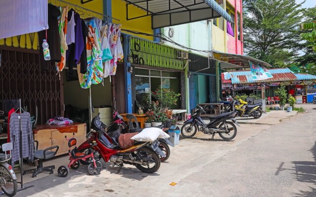 SPOT ON 92186 Penginapan LorraNearPasar Oleh Oleh