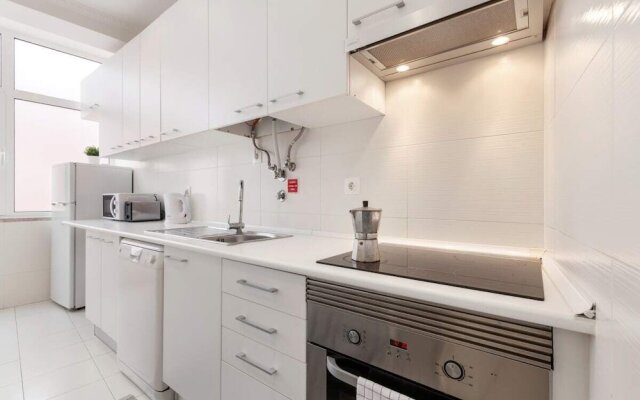 Minimalist 2Bdr Apt In Lisbon, Excellent Location