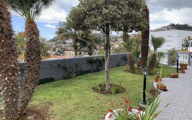 Funchal Apt- Sleeps 2 - Pool & Parking - Madeira