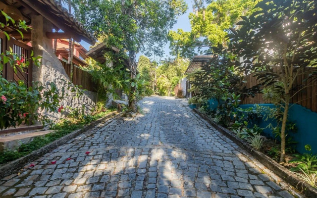 House w/ 3 Suites 400m From Mucuge Beach Mcg0006