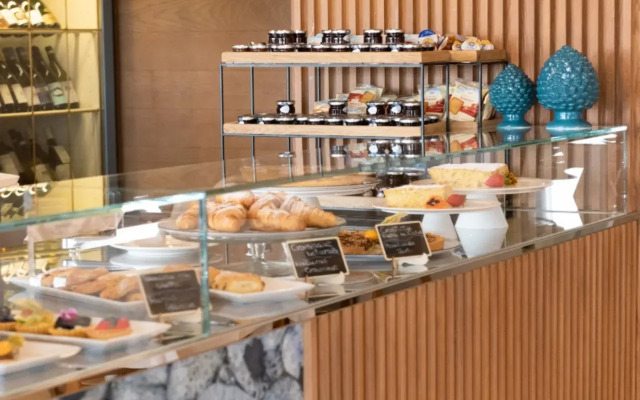 Kiss Beachfront Hotel & Restaurant