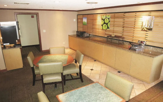 La Quinta Inn Milwaukee West Brookfield