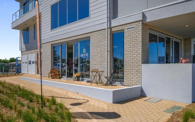 Hamptons by the Beach ~ New Apt 50m from the Sea