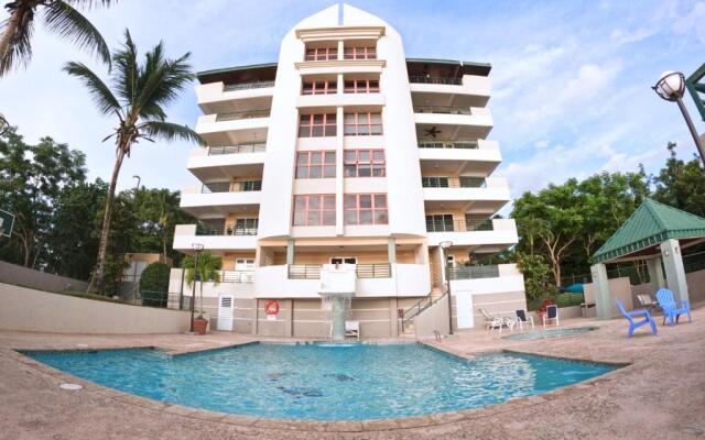 In Joyuda Beach, Apartment with Pool & Basketball Court