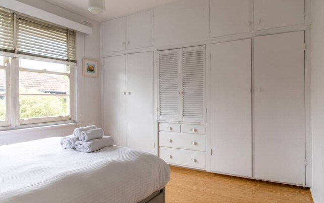 Retro 1 Bedroom Apartment In Melbourne's Hawthorn