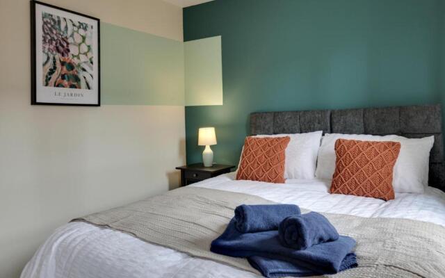 Beautiful Two Bedroom Coach House - Free Parking & Netlfix