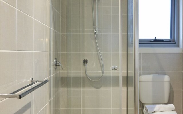 Earthy And Polished 2 Bedroom Unit In Chadstone