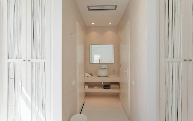 The Ammonite Resort – Adults Only