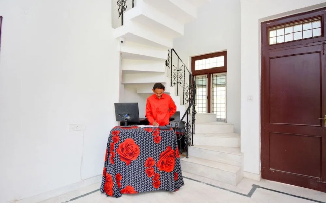 OYO 40005 Corner House