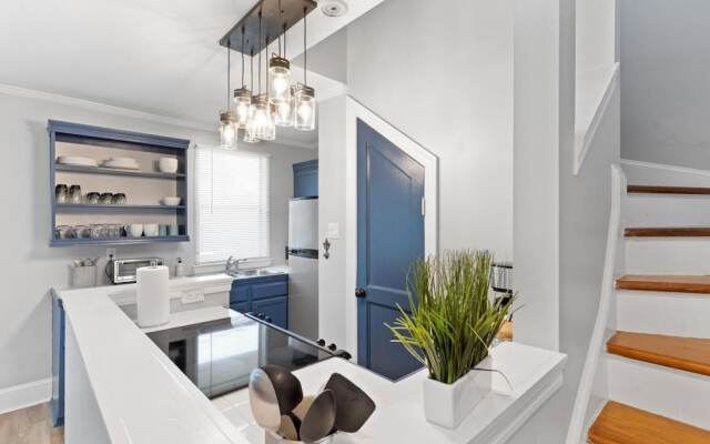 Quiet Retreat Off Magazine w Balcony Parking