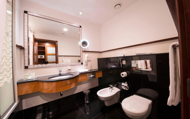 Holiday Inn Suites Kuwait Salmiya