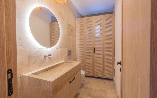 Izz Getaway – Adults Only