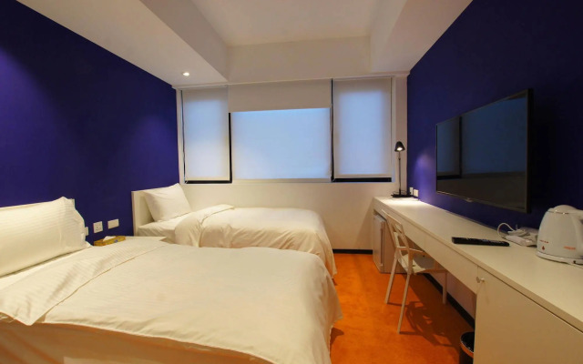 color fun inn