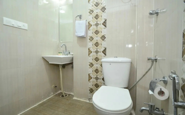 Ashu Hotel by OYO Rooms