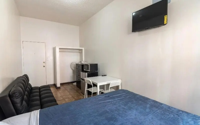 Mariachi Plaza Hotel