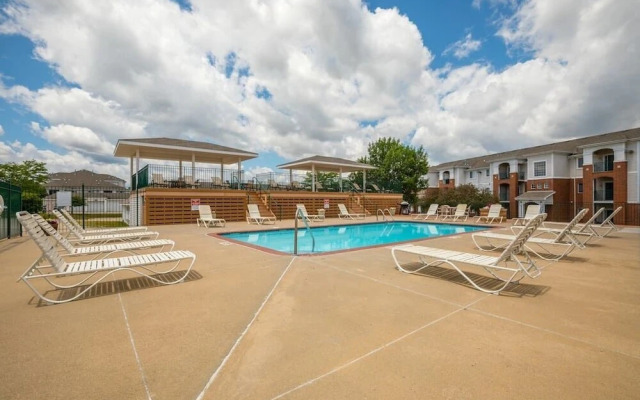 Onsite Gym Pool Fast Wifi More