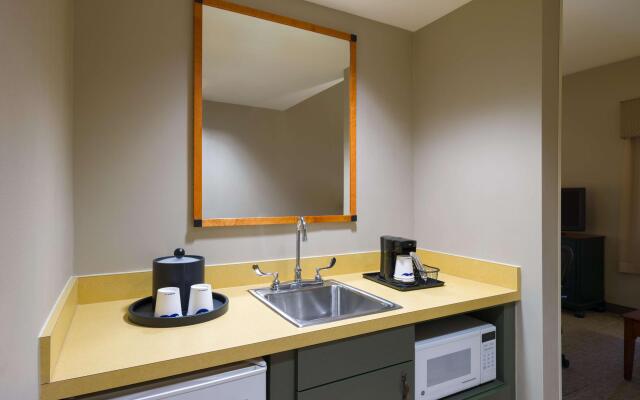 Hampton Inn & Suites State College at Williamsburg Square