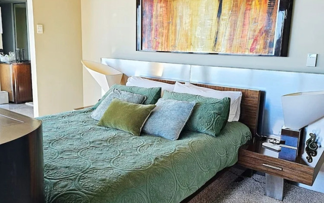 Oceanview Penthouse Suite & Beach Access