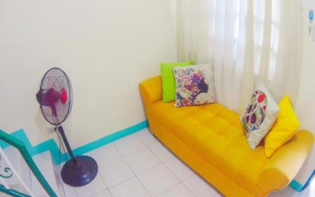 NoMadsMNL Backpackers Homestay