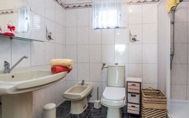 Vibrant Apartment in Vir near Sea