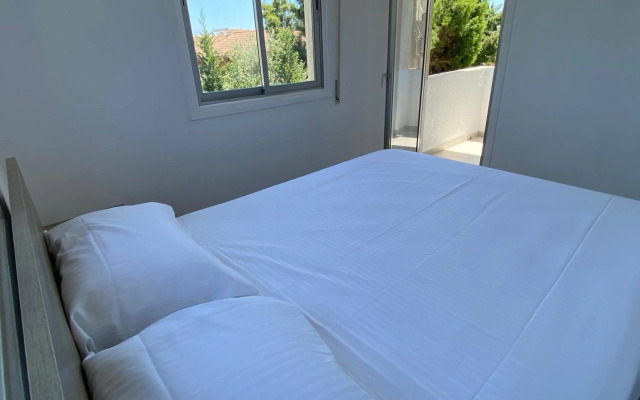 Renovated modern 1-bedroom apartment with view