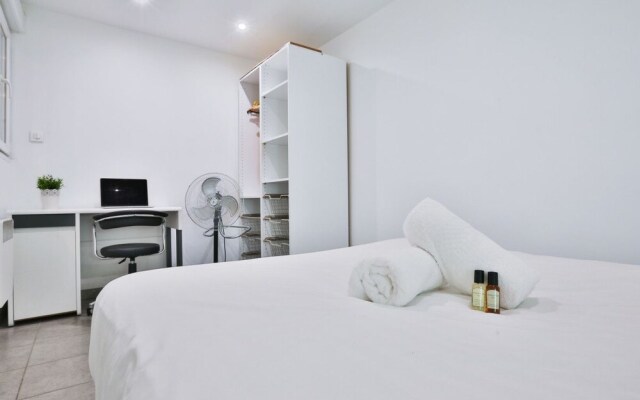 Spacious Apartment for 6, Ideally Located!