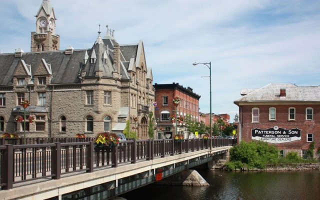 Carleton Place Downtown 1 and 2 Bedroom Entire Apartments