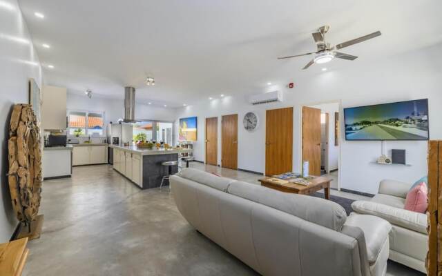 NEW Modern 4BR 4 5BA w Pool Outdoor Dining