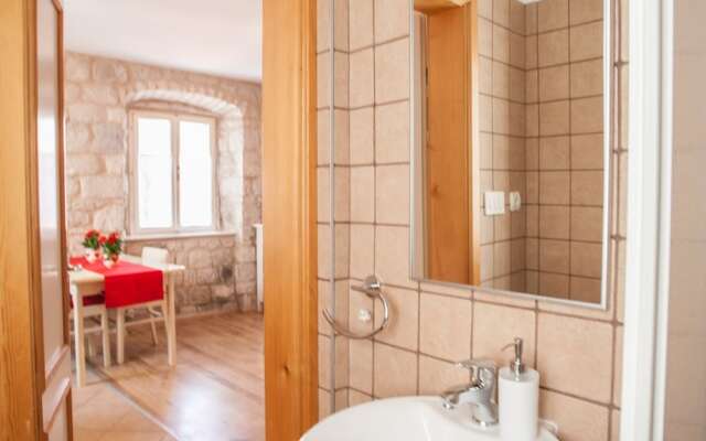 Apartment and Room Ursa