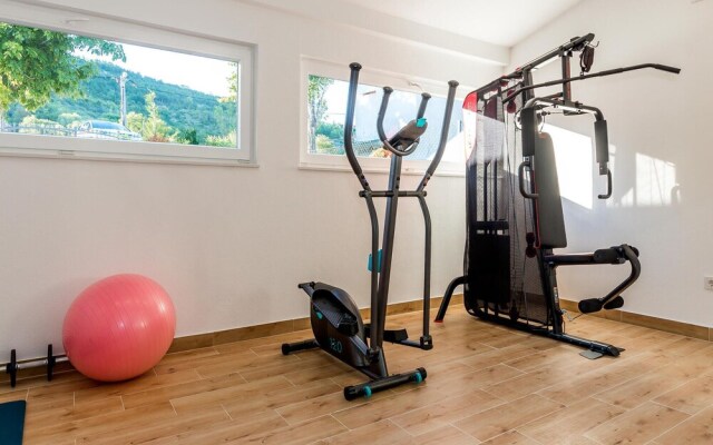Amazing Home in Siveric with Hot Tub, Sauna & WiFi