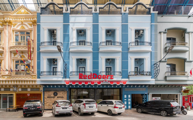 RedDoorz Plus near Ramayana Pematangsiantar