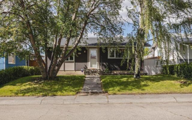 The Elm, 4 Bed Bungalow with Backyard and Firepit