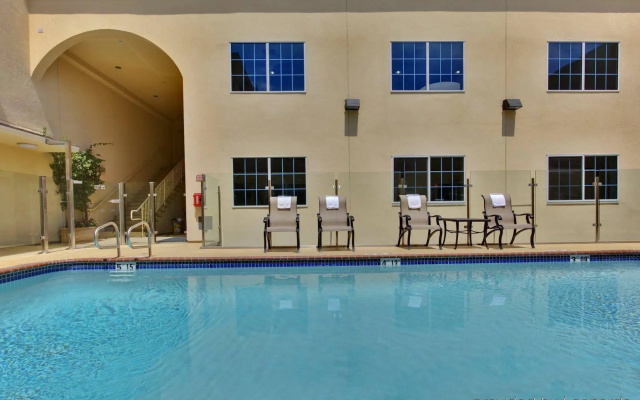 Holiday Inn Express & Suites Hollywood Walk Of Fame