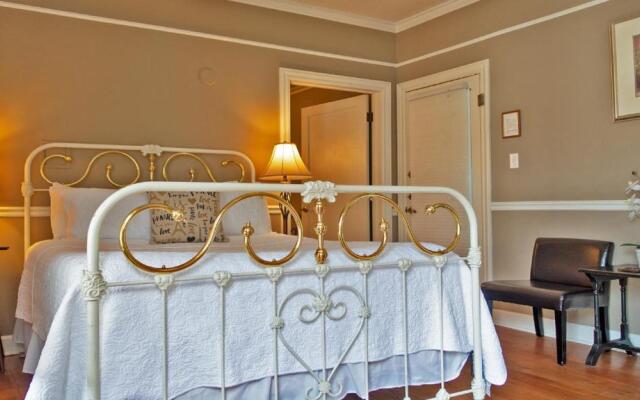 Cinnamon Bear Creekside Inn