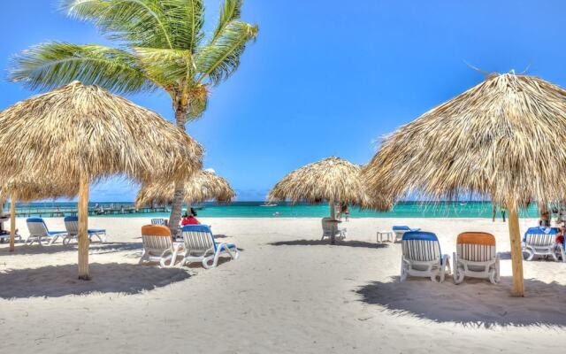 Oceanview Apartment With Large Balcony and Next to the Beach