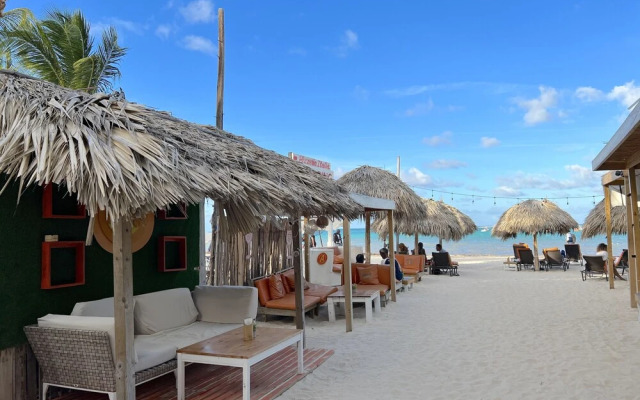 AVENTURA STUDIOS - POOL and BEACH CLUB