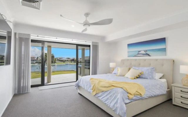 Floating On The Canals - 80 Commodore Cres