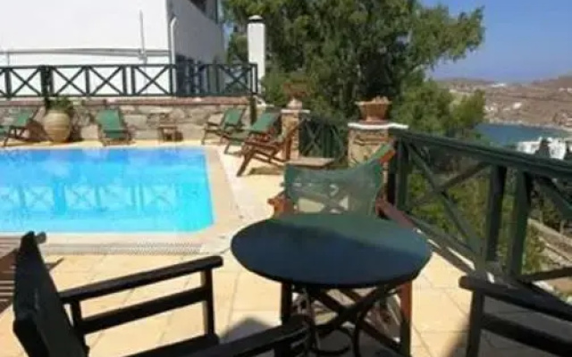 Finikas Santorini
