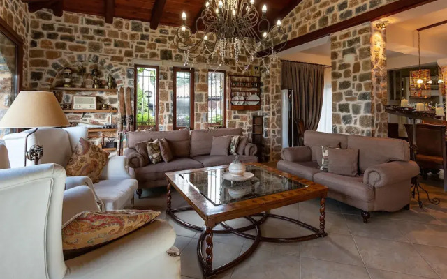 Luxury Villa Golden Crest with pool