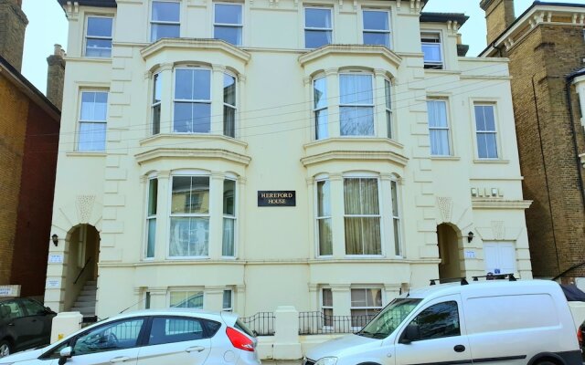 Higher Living-Professional Southsea Apartment