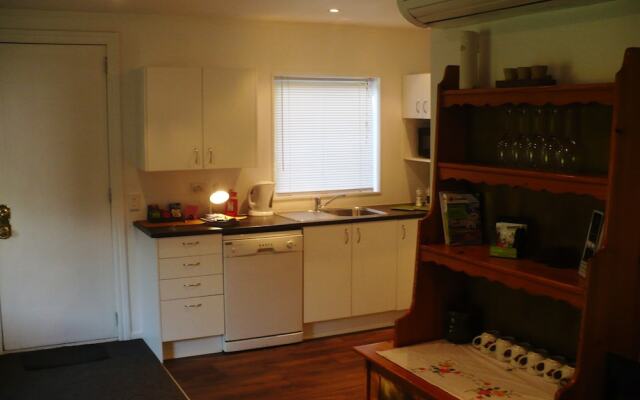 Christchurch City & Country Cottages - Nut Point Cottage