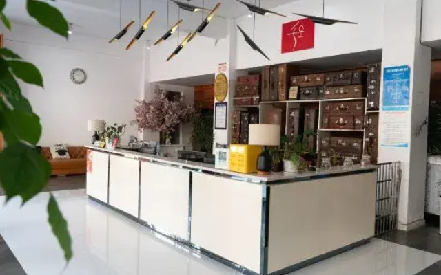 Huaying Qianli Express Hotel