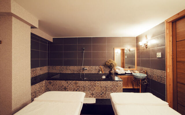 Mayflower Saigon Hotel