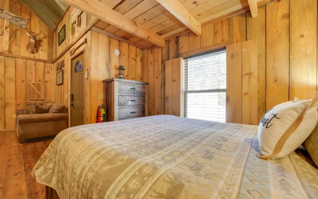 antlers Point Cabin w/ Patio & Grill in Branson