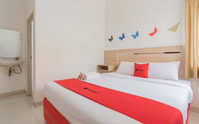 RedDoorz near Alun Alun Bandung 3