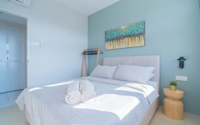 Stylish 3BR Stay Near Gurney Drive, Free Parking
