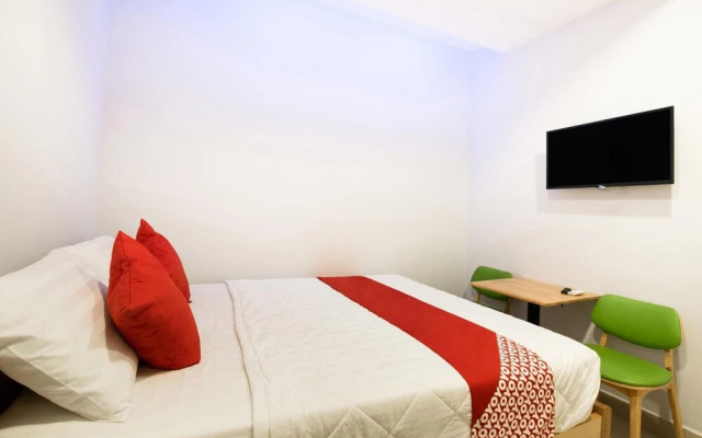 OYO 471 White 1 Hotel