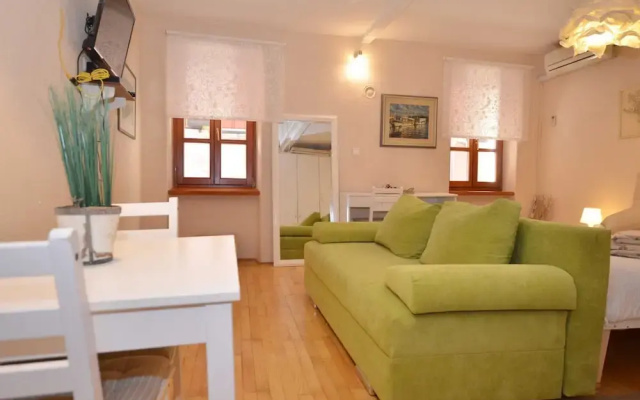 Simple and Sunny Studio Apartment