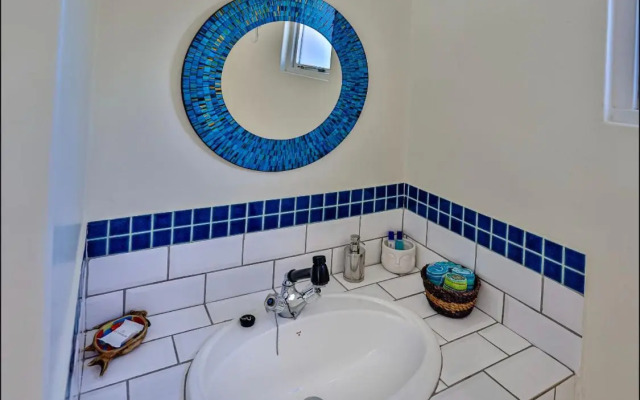 32 Akrotiri - Families only