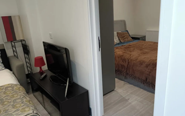 High Wycombe - 1bed Apartment - Sleeps 3 - Parking